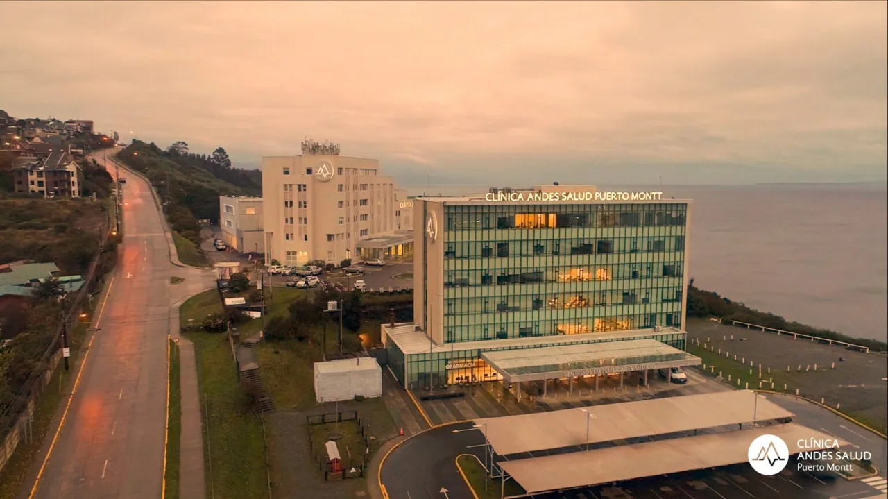 Vista aérea del edificio de Clínica Andes Salud Puerto Montt, junto al mar.