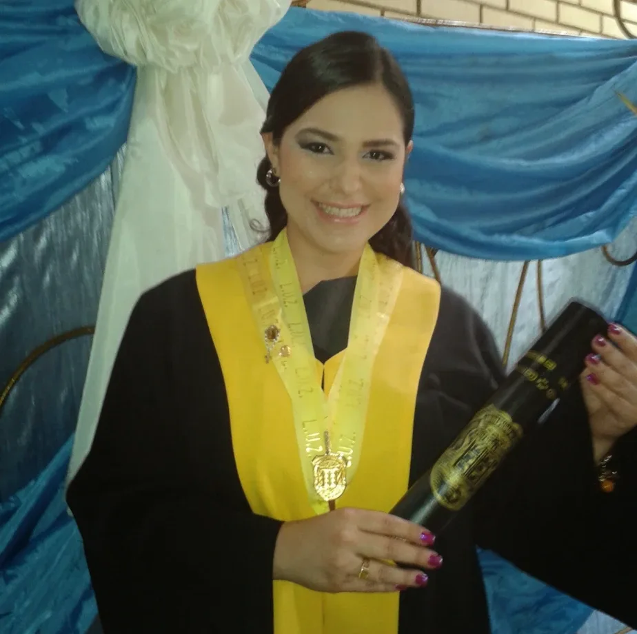 La Dra. Migzaid Díaz con toga y medalla el día de su graduación en la Universidad del Zulia.